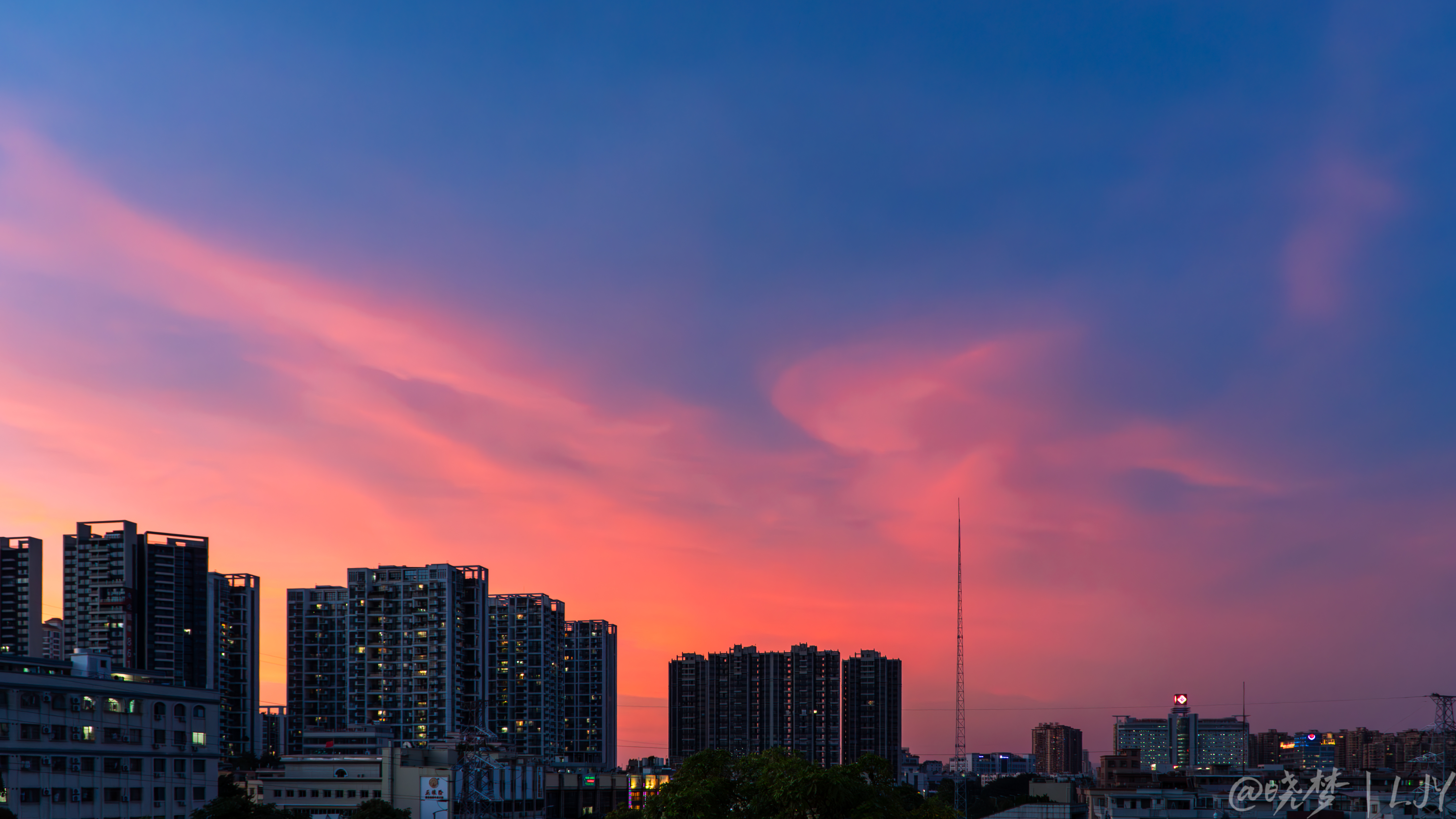 彼时霞光破云，心中念你千丈